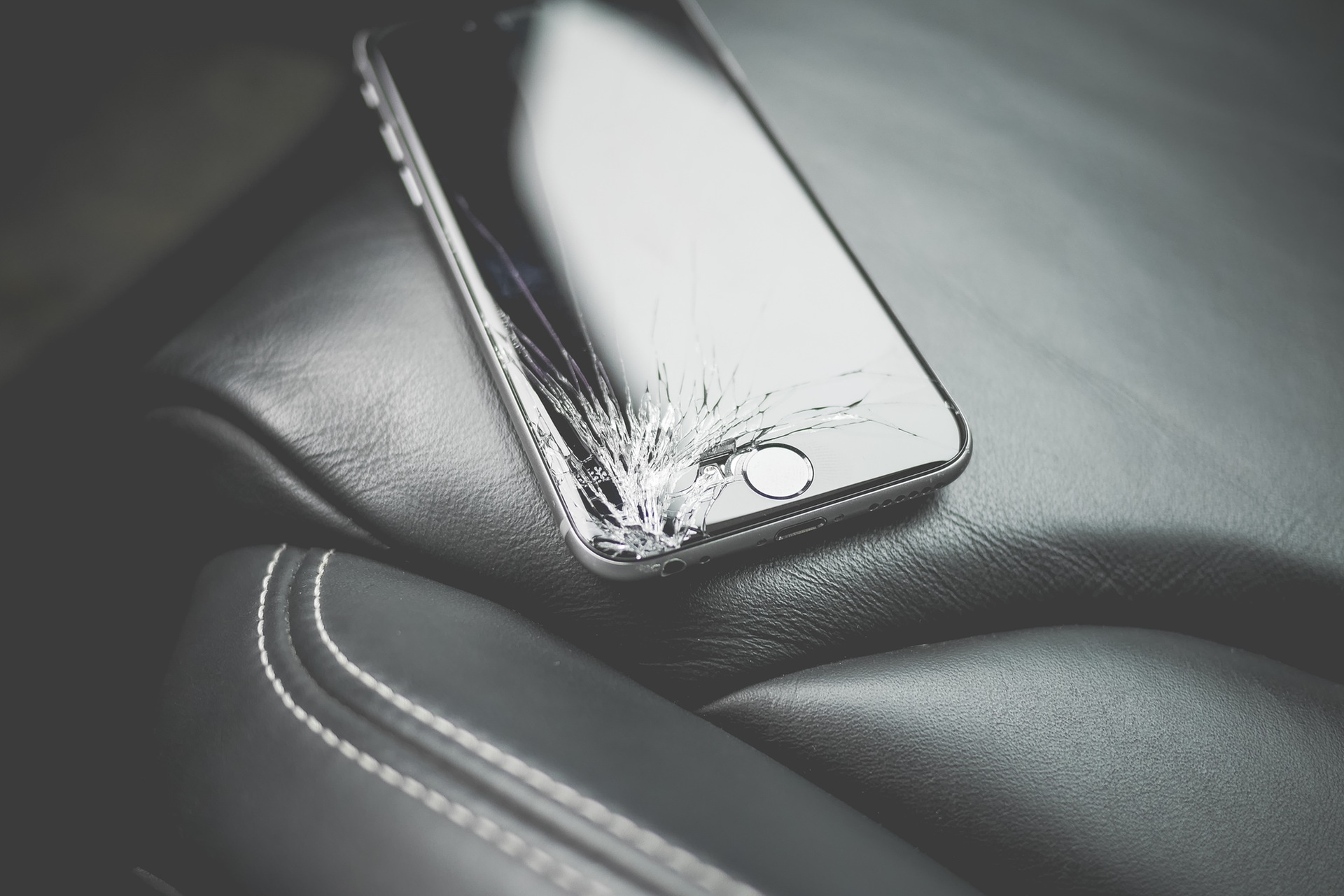 iphone, ipad cracked screen repair in Pearland, TX